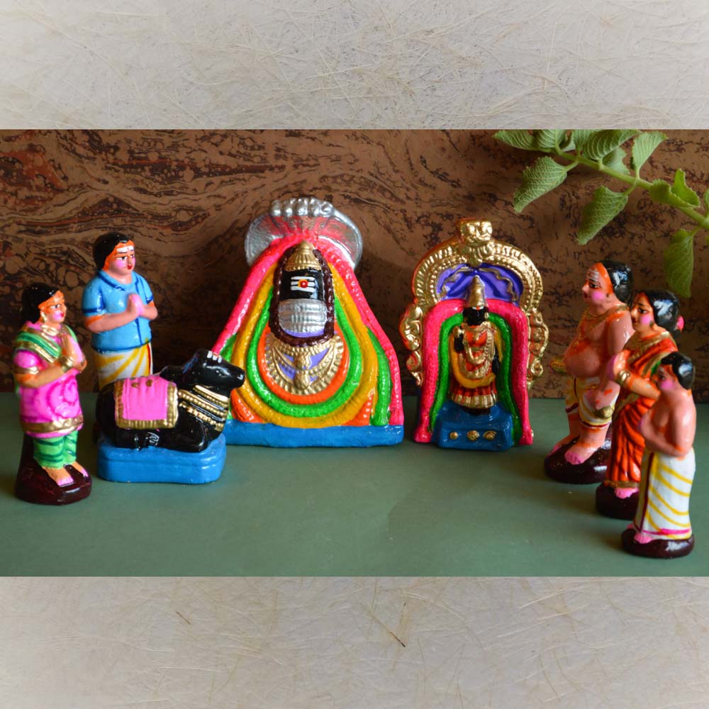 Handcrafted Navaratri Arunachalam Golu Dolls set featuring the Arunachalam Shiva Lingam, Nandi, and devotees, painted with vibrant colors against a decorative background.